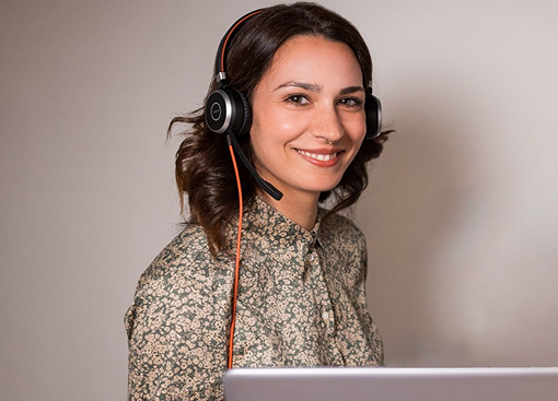 Portrait von einer Frau, die ein Headset trägt